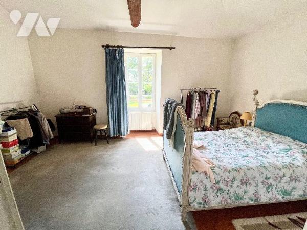 Bâtisse en pierre du XVème siècle rénovée en 1990 sur 3093m² !