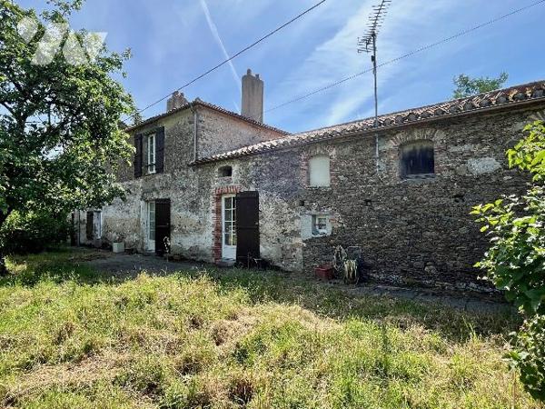 Bâtisse en pierre du XVème siècle rénovée en 1990 sur 3093m² !