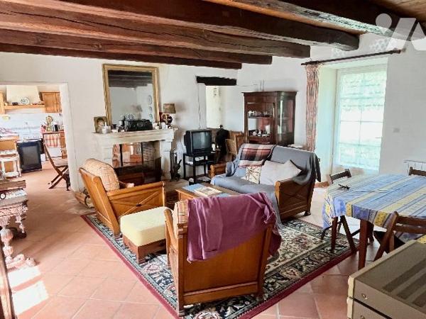 Bâtisse en pierre du XVème siècle rénovée en 1990 sur 3093m² !