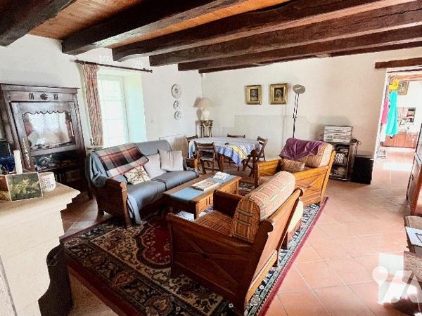 Bâtisse en pierre du XVème siècle rénovée en 1990 sur 3093m² !