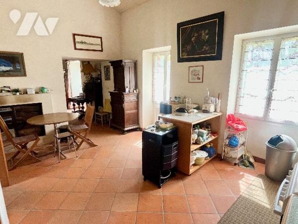 Bâtisse en pierre du XVème siècle rénovée en 1990 sur 3093m² !