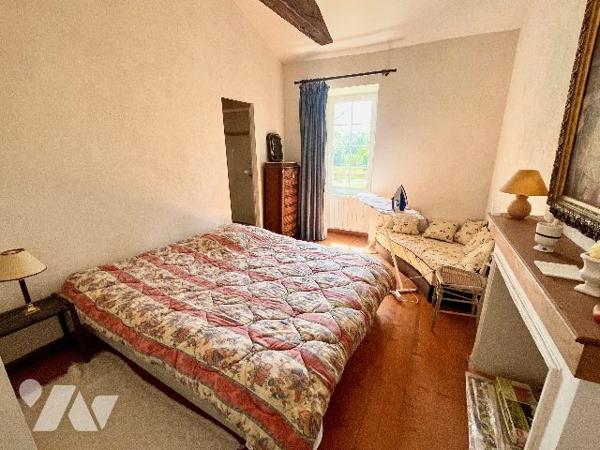 Bâtisse en pierre du XVème siècle rénovée en 1990 sur 3093m² !