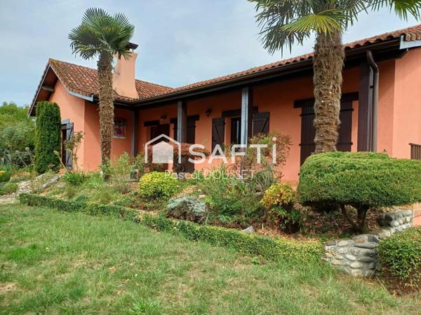 Maison traditionnelle dans lotissement calme avec 3 chambres et un bureau.