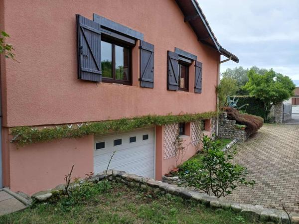 Maison traditionnelle dans lotissement calme avec 3 chambres et un bureau.