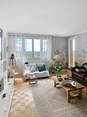 A vendre Angers Ouest Belle Beille, résidence Montesquieu ,appartement type 4, 65 m2, 2 chambres plus un bureau, un séjour, une cave et une place de parking.