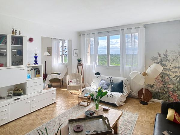 A vendre Angers Ouest Belle Beille, résidence Montesquieu ,appartement type 4, 65 m2, 2 chambres plus un bureau, un séjour, une cave et une place de parking.