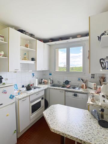 A vendre Angers Ouest Belle Beille, résidence Montesquieu ,appartement type 4, 65 m2, 2 chambres plus un bureau, un séjour, une cave et une place de parking.