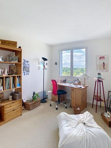 A vendre Angers Ouest Belle Beille, résidence Montesquieu ,appartement type 4, 65 m2, 2 chambres plus un bureau, un séjour, une cave et une place de parking.