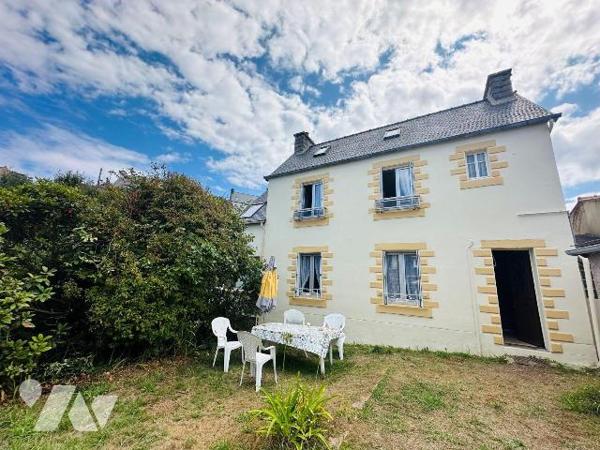 À seulement 5 minutes à pied de la plage de Trestraou, à Perros-Guirec, découvrez cette maison ...