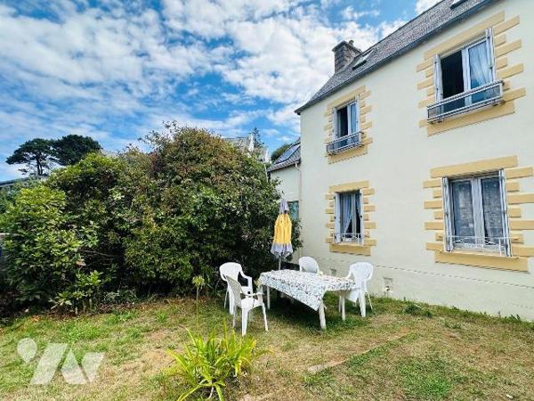 À seulement 5 minutes à pied de la plage de Trestraou, à Perros-Guirec, découvrez cette maison ...