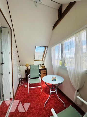 À seulement 5 minutes à pied de la plage de Trestraou, à Perros-Guirec, découvrez cette maison ...