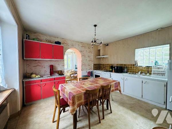 À seulement 5 minutes à pied de la plage de Trestraou, à Perros-Guirec, découvrez cette maison ...