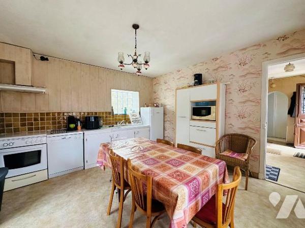 À seulement 5 minutes à pied de la plage de Trestraou, à Perros-Guirec, découvrez cette maison ...
