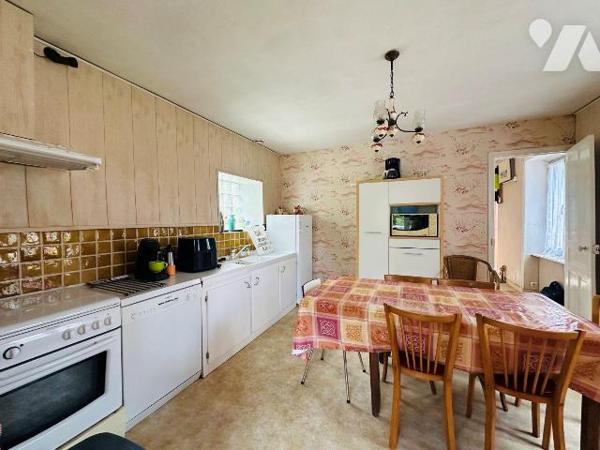 À seulement 5 minutes à pied de la plage de Trestraou, à Perros-Guirec, découvrez cette maison ...
