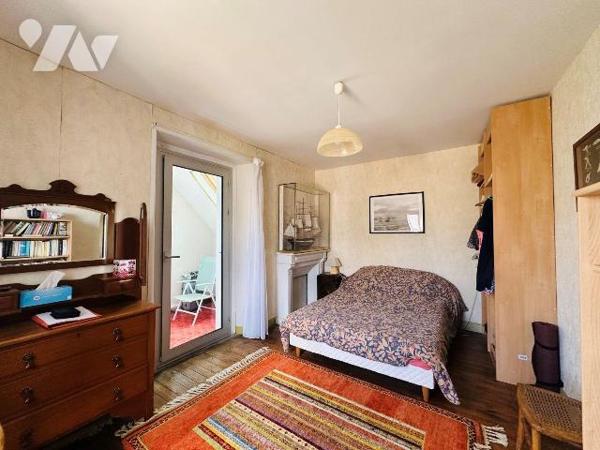 À seulement 5 minutes à pied de la plage de Trestraou, à Perros-Guirec, découvrez cette maison ...