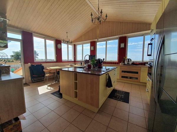 SUPERBE maison de 216 m2  avec vue mer....