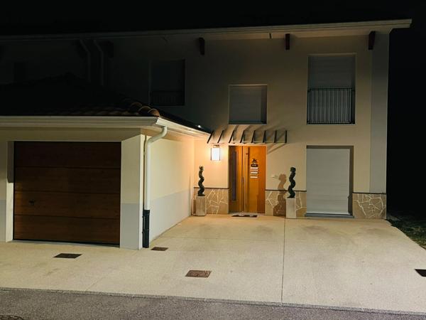 Maison mitoyenne T5 de 126 m2 habitables avec double garage