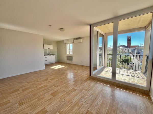Situé au coeur du centre-ville de Villeneuve-sur-Lot, appartement de type 3 de 71,34 m² avec deux terrasses, au 3ème étage sans ascenseur. Il comprend une belle pièce de vie lumineuse de 29,48 m² avec une cuisine équipée ouverte donnant sur une terrasse, , Villeneuve sur lot