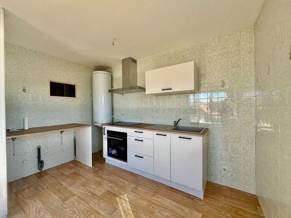Situé au coeur du centre-ville de Villeneuve-sur-Lot, appartement de type 3 de 71,34 m² avec deux terrasses, au 3ème étage sans ascenseur. Il comprend une belle pièce de vie lumineuse de 29,48 m² avec une cuisine équipée ouverte donnant sur une terrasse, , Villeneuve sur lot