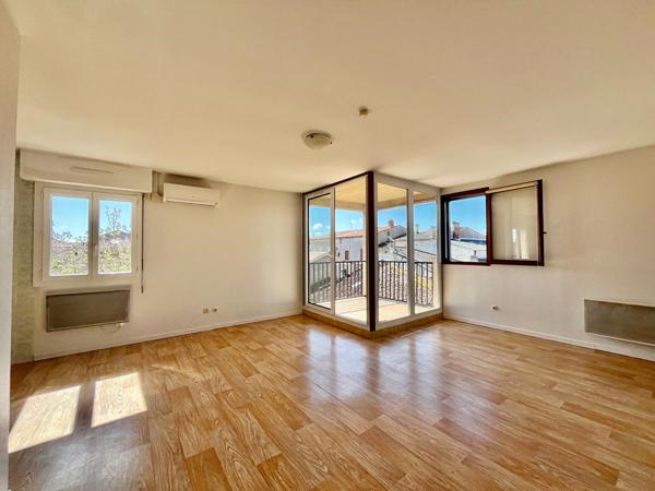 Situé au coeur du centre-ville de Villeneuve-sur-Lot, appartement de type 3 de 71,34 m² avec deux terrasses, au 3ème étage sans ascenseur. Il comprend une belle pièce de vie lumineuse de 29,48 m² avec une cuisine équipée ouverte donnant sur une terrasse, , Villeneuve sur lot