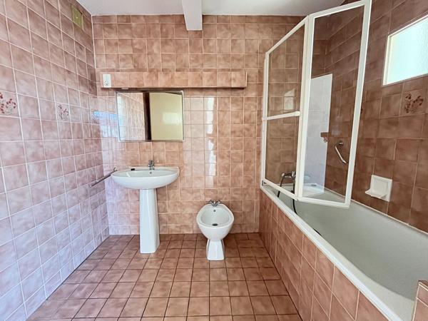 Situé au coeur du centre-ville de Villeneuve-sur-Lot, appartement de type 3 de 71,34 m² avec deux terrasses, au 3ème étage sans ascenseur. Il comprend une belle pièce de vie lumineuse de 29,48 m² avec une cuisine équipée ouverte donnant sur une terrasse, , Villeneuve sur lot