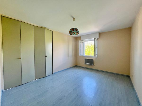 Situé au coeur du centre-ville de Villeneuve-sur-Lot, appartement de type 3 de 71,34 m² avec deux terrasses, au 3ème étage sans ascenseur. Il comprend une belle pièce de vie lumineuse de 29,48 m² avec une cuisine équipée ouverte donnant sur une terrasse, , Villeneuve sur lot