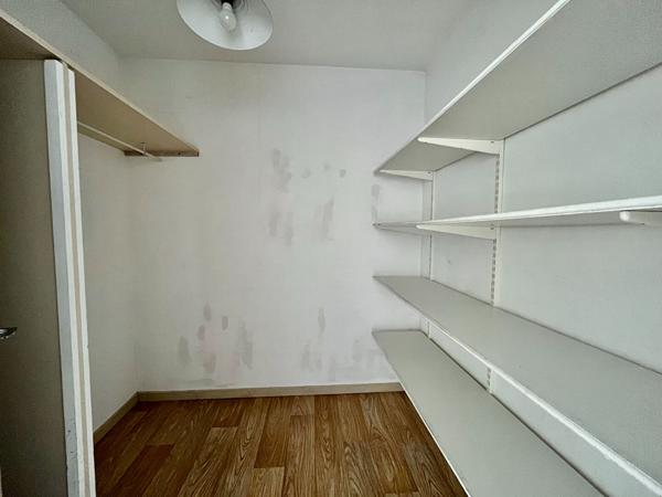 Situé au coeur du centre-ville de Villeneuve-sur-Lot, appartement de type 3 de 71,34 m² avec deux terrasses, au 3ème étage sans ascenseur. Il comprend une belle pièce de vie lumineuse de 29,48 m² avec une cuisine équipée ouverte donnant sur une terrasse, , Villeneuve sur lot