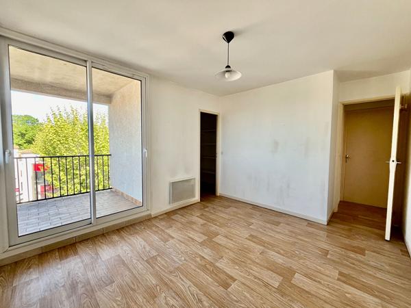 Situé au coeur du centre-ville de Villeneuve-sur-Lot, appartement de type 3 de 71,34 m² avec deux terrasses, au 3ème étage sans ascenseur. Il comprend une belle pièce de vie lumineuse de 29,48 m² avec une cuisine équipée ouverte donnant sur une terrasse, , Villeneuve sur lot