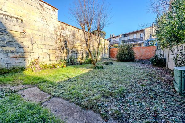 BORDEAUX - Belle échoppe bordelaise avec grand jardin et garage.