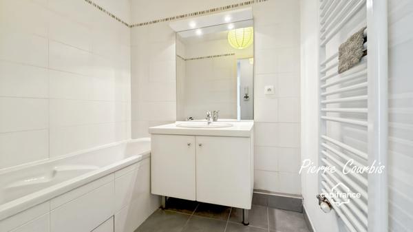 Appartement à vendre 2 pièces VAULX EN VELIN (69) AVEC GRAND BALCON ET GARAGE