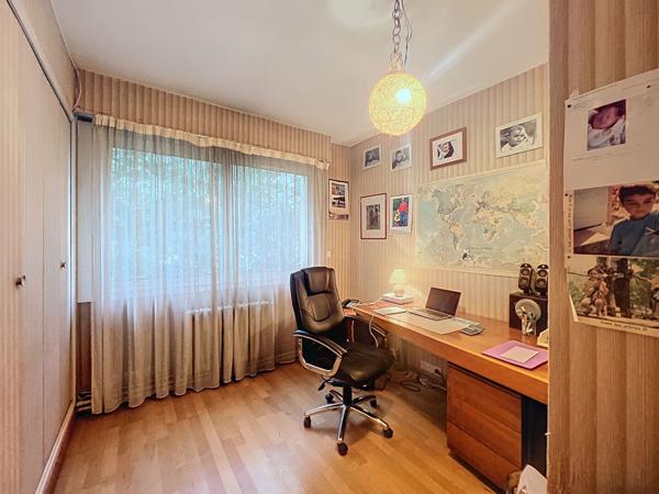 A VENDRE maison de plain pied à Murs Erigné à deux pas du centre commercial Hyper U, 4 chambres et un beau terrain arboré