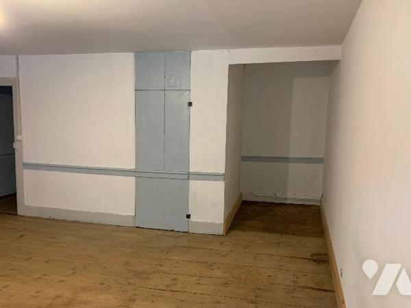 Grande maison au cœur du Hameau des Chauvins, composée de deux appartements.