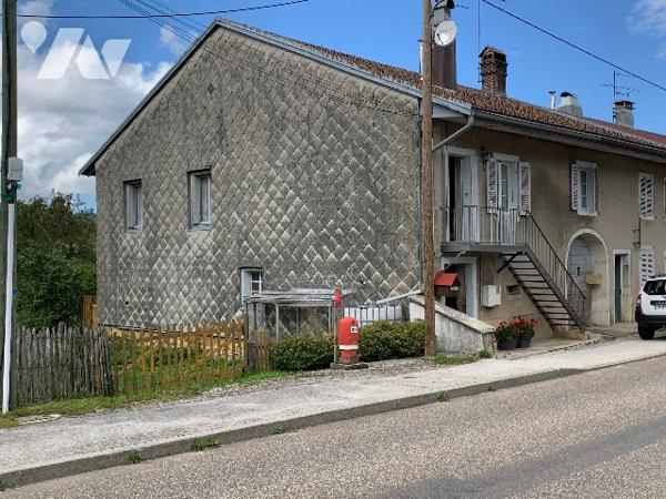 Grande maison au cœur du Hameau des Chauvins, composée de deux appartements.