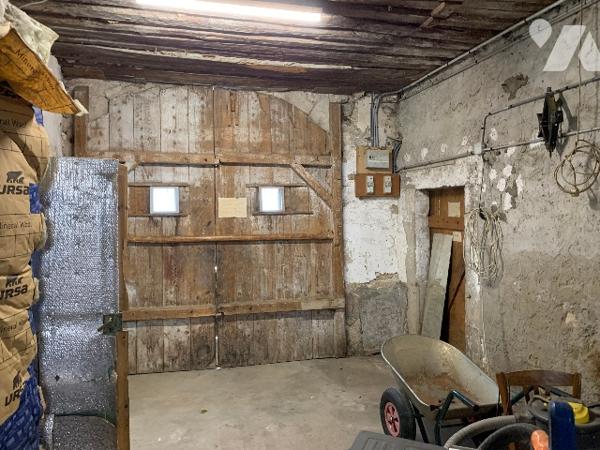 Grande maison au cœur du Hameau des Chauvins, composée de deux appartements.