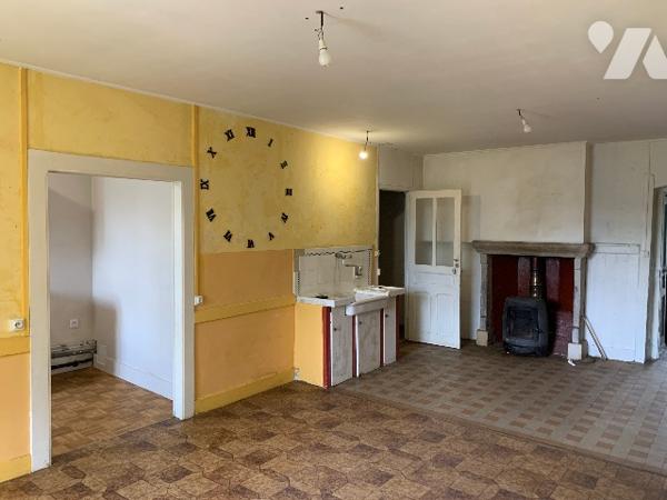 Grande maison au cœur du Hameau des Chauvins, composée de deux appartements.