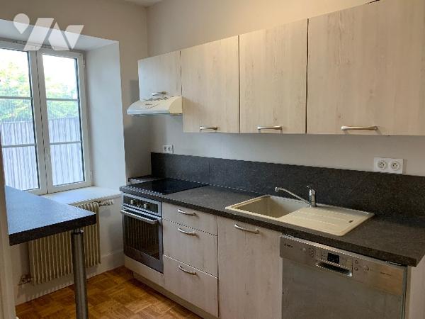 Grande maison au cœur du Hameau des Chauvins, composée de deux appartements.