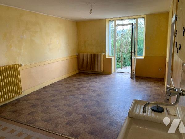 Grande maison au cœur du Hameau des Chauvins, composée de deux appartements.