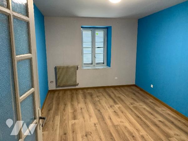 Grande maison au cœur du Hameau des Chauvins, composée de deux appartements.