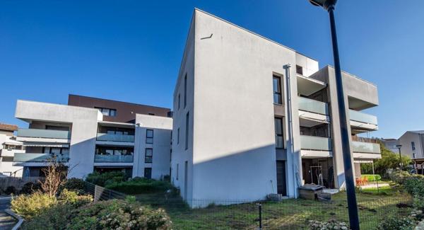 T3 lumineux avec jardin, au calme.