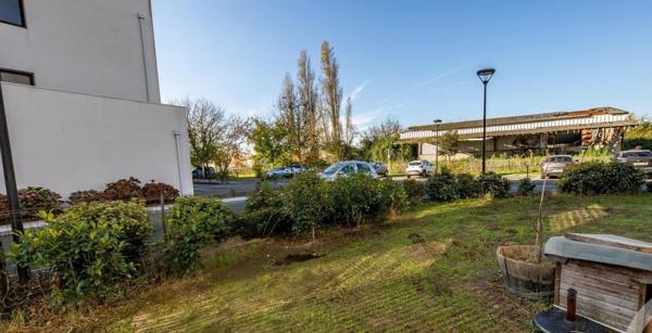 T3 lumineux avec jardin, au calme.