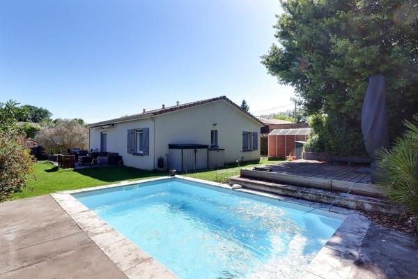 Maison contemporaine avec piscine.