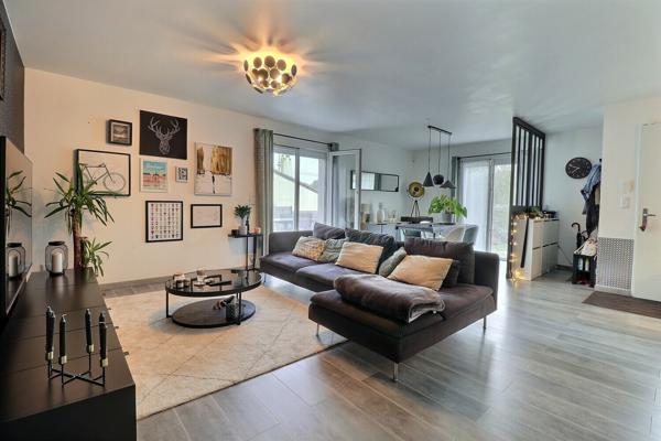 Maison contemporaine avec piscine.