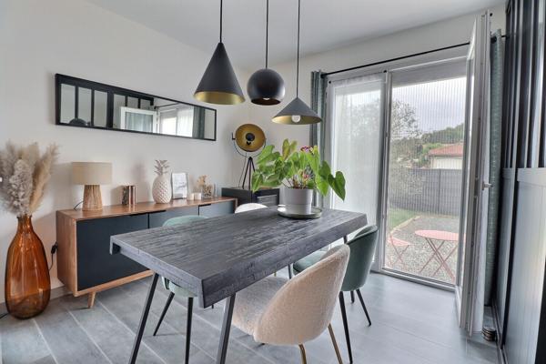 Maison contemporaine avec piscine.