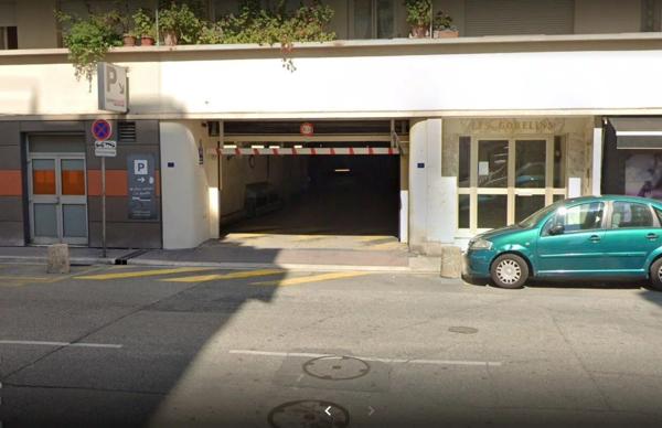 Location Parking 12 m2 à Nice