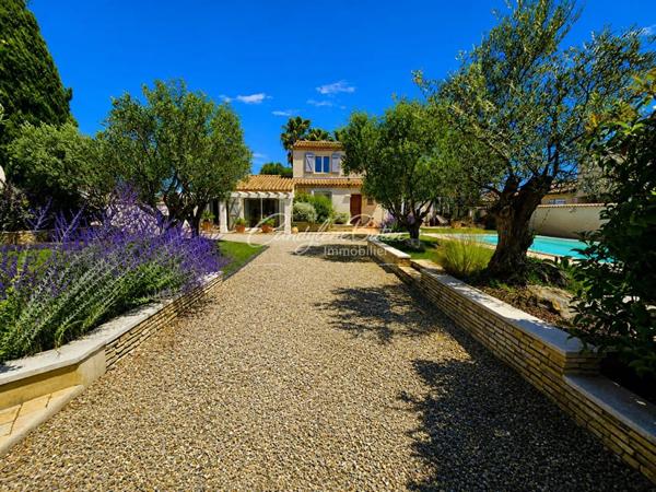 Belle propriété avec double garage piscine