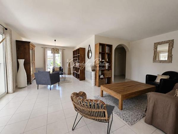 Belle propriété avec double garage piscine