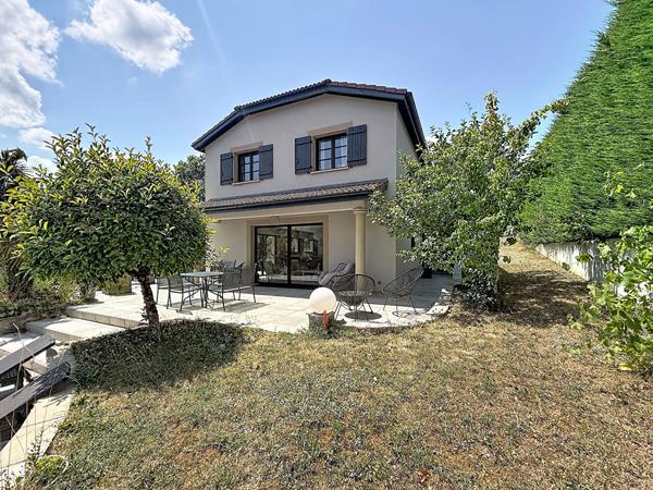 Villa de charme avec piscine, 6 chambres et 1 500 m² de terrain, dépendance!