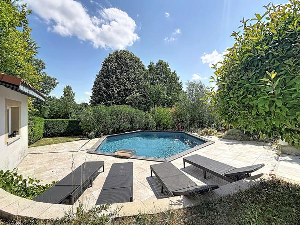 Villa de charme avec piscine, 6 chambres et 1 500 m² de terrain, dépendance!