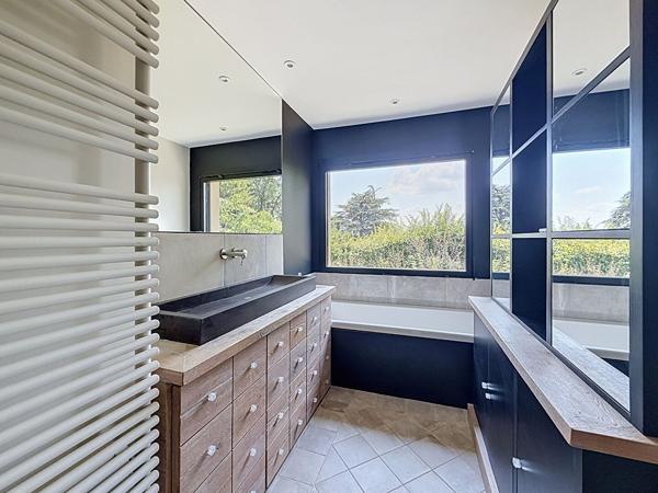 Villa de charme avec piscine, 6 chambres et 1 500 m² de terrain, dépendance!