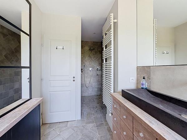 Villa de charme avec piscine, 6 chambres et 1 500 m² de terrain, dépendance!